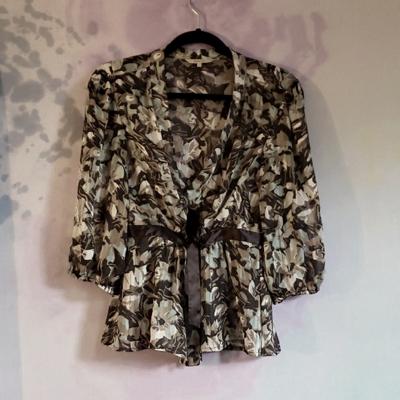 R & W blouse.  Cute design, satin tie up front bow, 3/4 length sleeves. - Picture 1 of 4